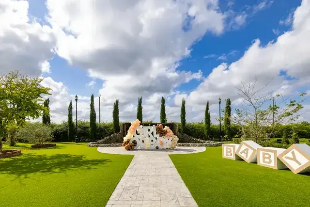 Fachada principal de la villa de estilo toscano