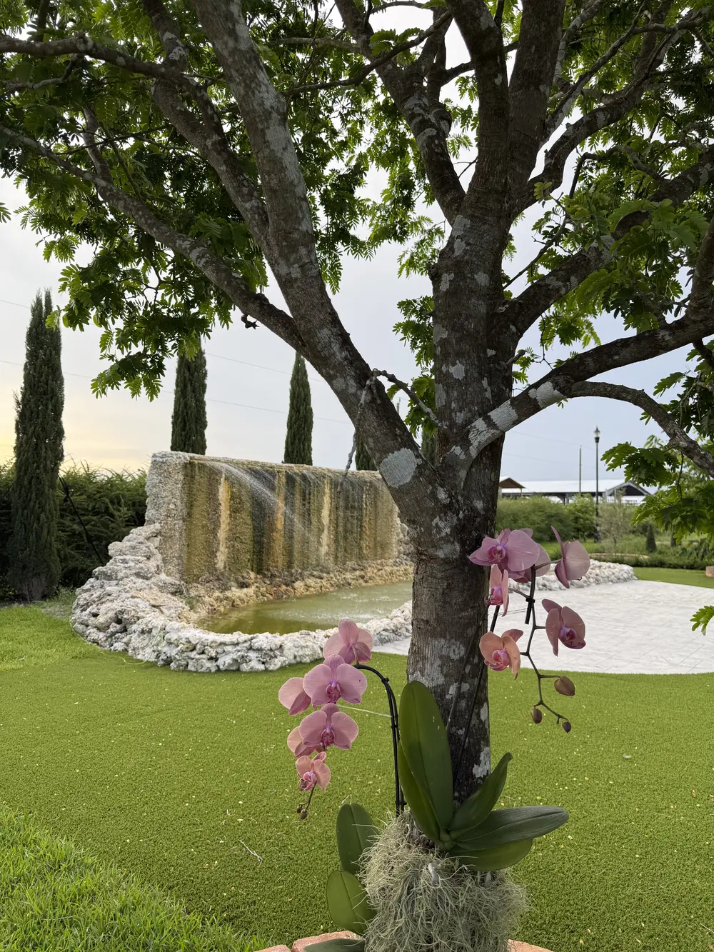 Fuente de piedra rodeada de jardines
