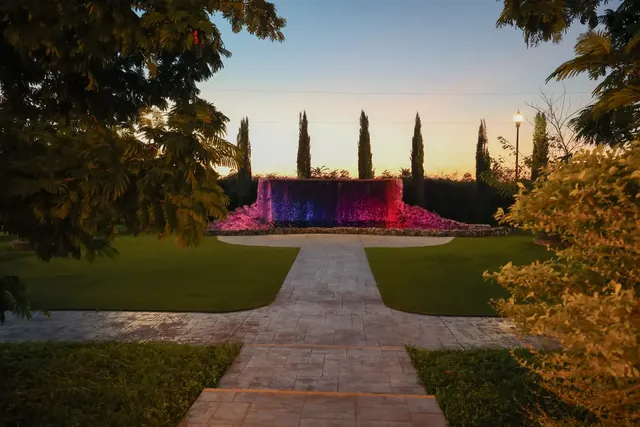 Atardecer dorado sobre los jardines de la villa