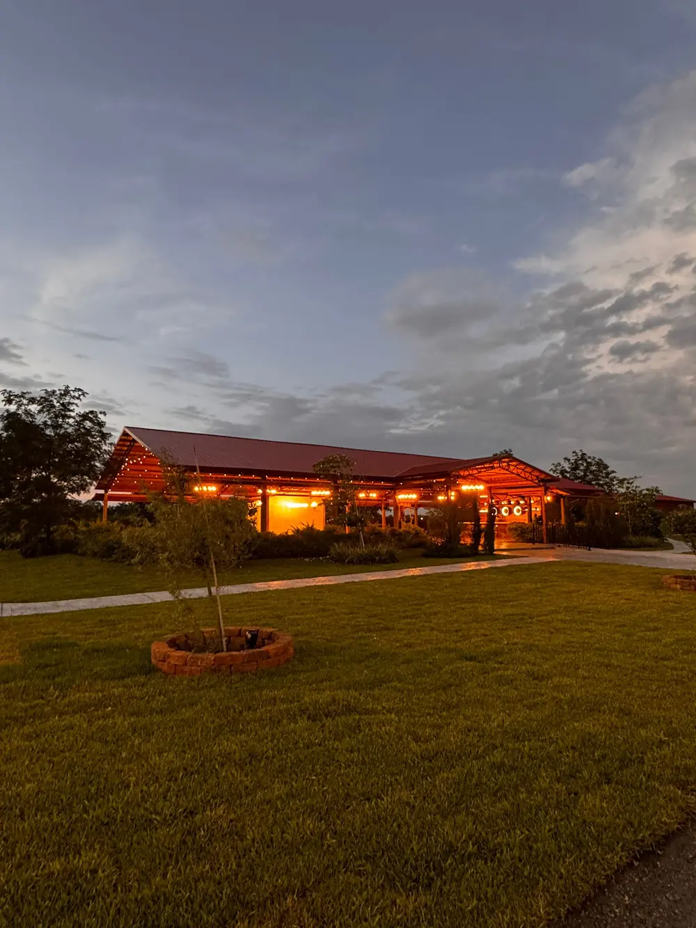 Exterior de la villa al atardecer